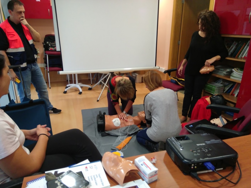 Professionals dels centres Aloïs en plena formació sobre la RCP i l'ús del DEA