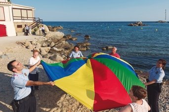 Imatge del mes d'agost del calendari solidari dels Mossos 2015.