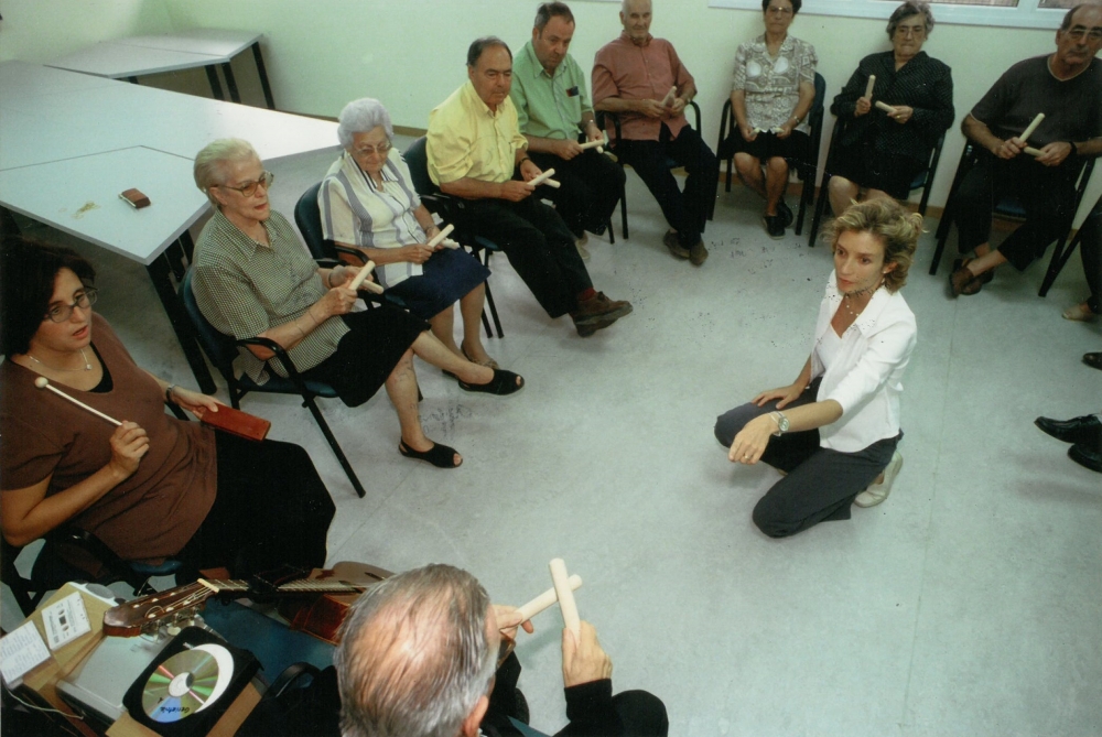 Una fotografia de les primeres sessions de musicoterapia de l'Associació