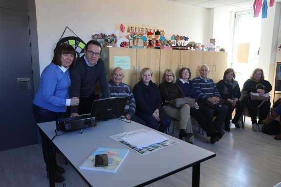 Concha Mena y Miguel Calleja posan junto a los asistentes al taller de ordenación de archivos familiares. / PURIFICACIÓN CITOULA
