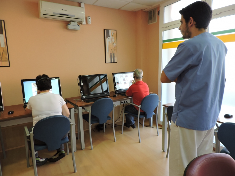 Estimulación cognitiva con pantallas táctiles  a personas con DCL en una Aula de memoria de AFA Baix  Llobregat.