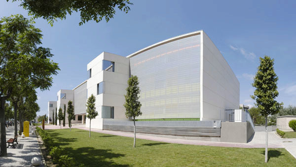 Imatge de la façana de l'Institu de Neurociències.