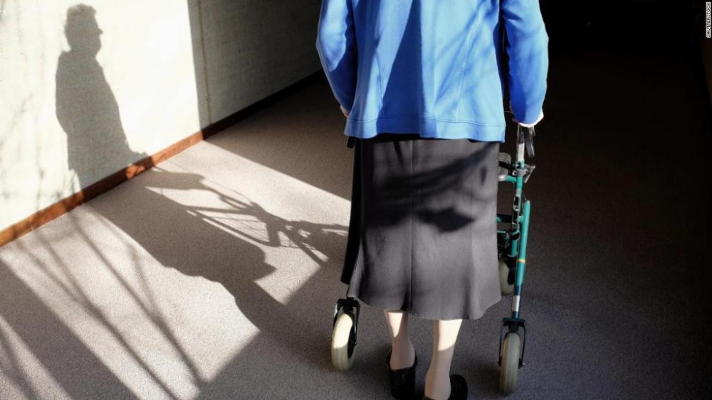 1918180417115033-elderly-woman-shadow-stock-super-tease