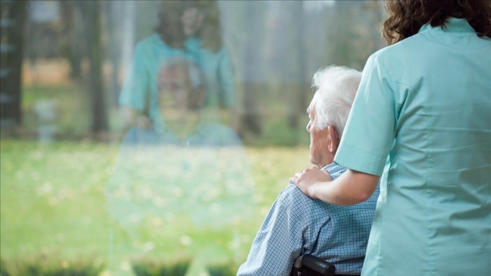 2047zentauroepp42762920-young-caring-nurse-cheering-sick-patient-alzheimer-181027175401