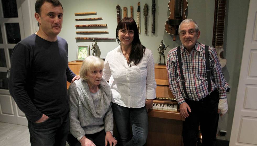 Maribel Tellaetxe, sentada en el taburete del piano entre sus hijos, David y Rut