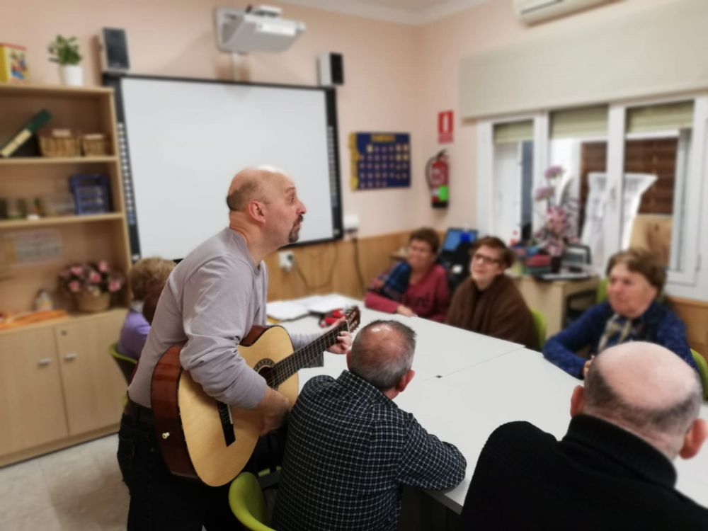 Sessió de musicoteràpia al Centre Alois de l'AFA al Prat de Llobregat.