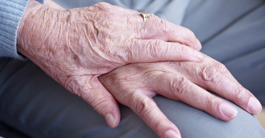 2881anciano-manos-shutter-dos-portada