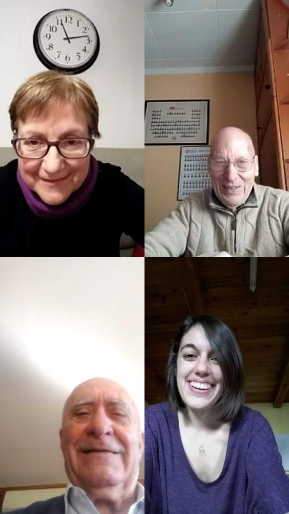 Imatge de la responsable del Centre de Molins, fent un taller de memòria on-line durant la pandèmia.